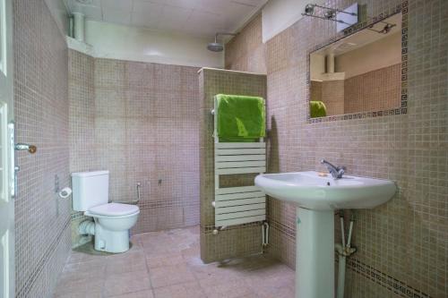 bagno con lavandino e servizi igienici di Sétif : Studio sécurisé jour et nuit bien placé a Sétif