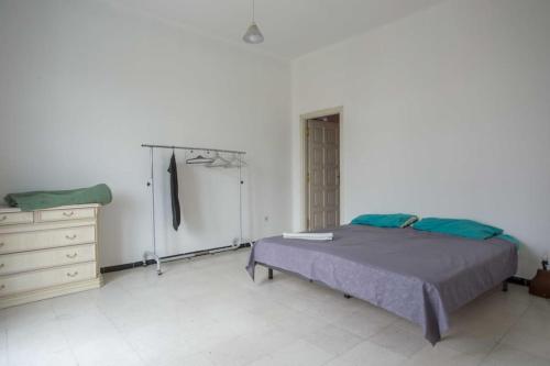 1 dormitorio con 1 cama y vestidor en Sétif : Studio sécurisé jour et nuit bien placé en Sétif