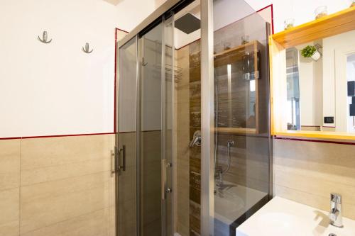 a bathroom with a glass shower and a sink at Al Pozzillo casa vacanza SELF CHECK IN in Monreale