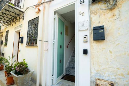 an open doorway to a building with a green door at Pozzillo appartament -near the cathedral in Monreale