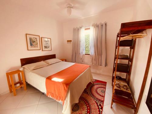 um quarto com uma cama e uma escada em Casas Aconchegantes Temporada em Cabo Frio