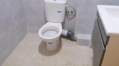 bagno con servizi igienici bianchi e lavandino di جنان أزمور بمدينة أزمور a Azemmour