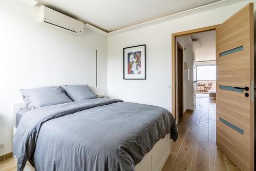 una camera con letto e armadio in legno di Brises Marines par Dodo-à-Cassis a Cassis