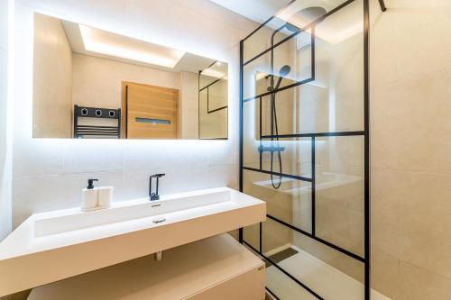 un bagno con lavandino e specchio di Brises Marines par Dodo-à-Cassis a Cassis