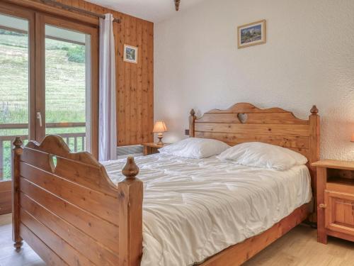 een slaapkamer met een groot bed en een raam bij Appartement Megève, 2 pièces, 4 personnes - FR-1-453-51 in Megève