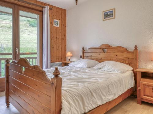 une chambre avec un grand lit et une fenêtre dans l'établissement Appartement 2 pièces mezzanine avec balcon, parking et télécabine à proximité à Megève - FR-1-453-51, à Megève