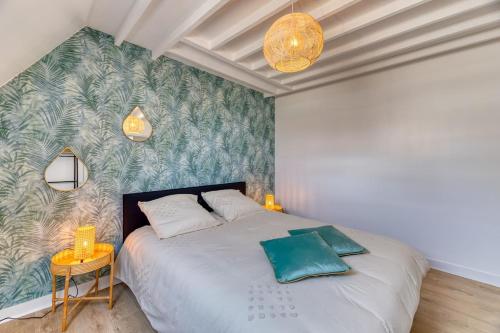 - une chambre avec un lit blanc et un mur vert dans l'établissement L'OCTOPUS/Entièrement rénové, à Dieppe