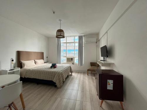 1 dormitorio con 1 cama y TV en Liberty Apartment Studio en Buenos Aires