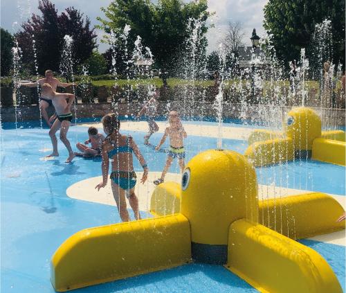 un gruppo di bambini che giocano in un parco acquatico di Bajka Hotel & Resort a Grodziec