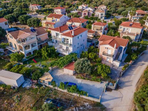 widok z góry na osiedle mieszkaniowe w obiekcie Dimitra's House w mieście Argostoli