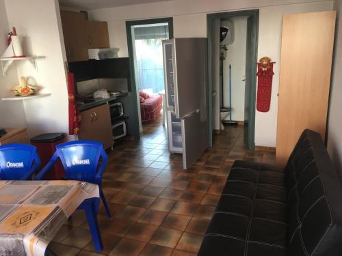 une pièce avec une table et des chaises et une cuisine dans l'établissement T2 rez de jardin Saint Pierre la mer, à Fleury