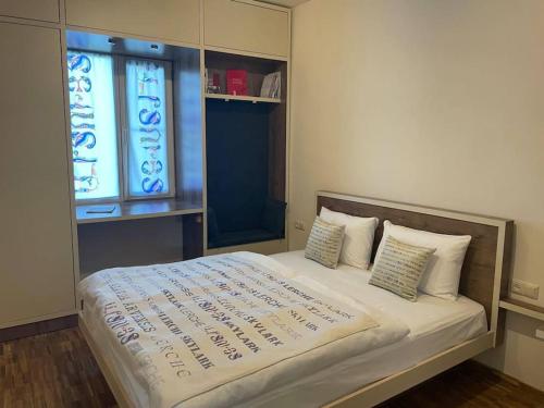 a bedroom with a large bed with a window at Tooi-Tooi EcoLodge in Krashen