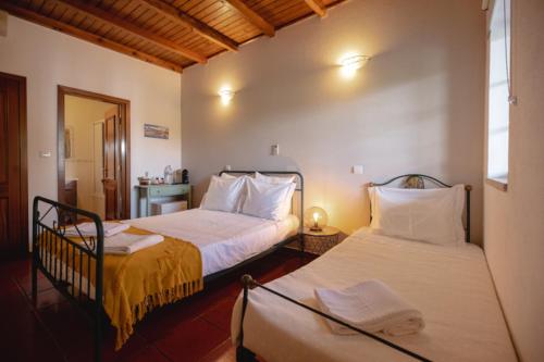 - une chambre avec 2 lits et une fenêtre dans l'établissement Monte Além Tejo, à Arraiolos