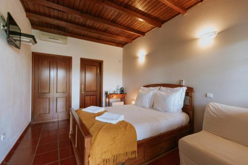 - une chambre avec un lit et 2 serviettes dans l'établissement Monte Além Tejo, à Arraiolos
