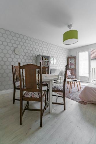 une salle à manger avec une table et deux chaises dans l'établissement Le Dejoux - Appartement avec terrasse en centre ville, à Vichy