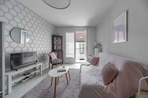 salon z kanapą i telewizorem w obiekcie Le Dejoux - Appartement avec terrasse en centre ville w mieście Vichy