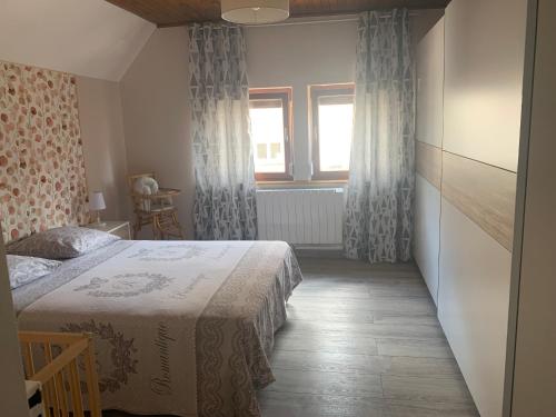 um quarto com uma cama e uma janela em Chez Georges et Rosa em Ingersheim