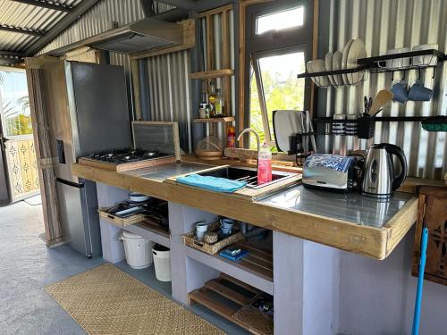 una cocina con encimera en una caravana en Lily Pad lodge en Rodrigues Island