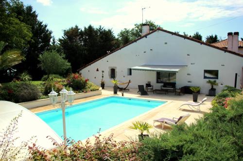 uma piscina em frente a uma casa em maison SANSOUN em Léren