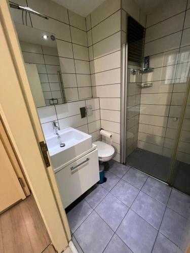 uma casa de banho com um lavatório, um chuveiro e um WC. em SİSLİ MERKEZ em Istambul