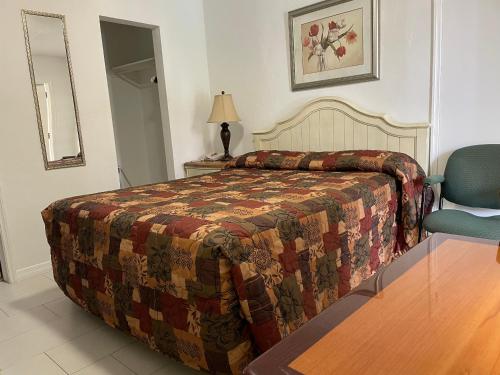 a hotel room with a bed and a chair at Shell Motel Hollywood in Hollywood