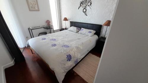 1 dormitorio con 1 cama con edredón azul y blanco en M&M's Furadouro en Furadouro
