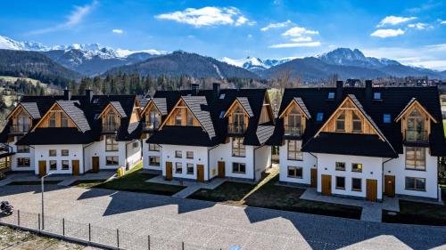 een luchtzicht op een herenhuis met bergen op de achtergrond bij Tatra View 2 Apartamenty Księżycowe SPA in Zakopane