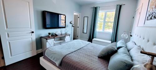 Postel nebo postele na pokoji v ubytování Condo 202 Le Champlain vue sur la montagne, ski, vélo, piscine !