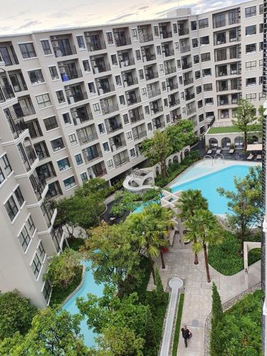 an aerial view of a large apartment building with a swimming pool at ลา กาซิตา หัวหิน by สามใบเถา in Hua Hin