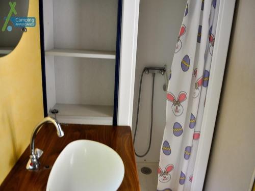 baño con lavabo y cortina de ducha en Camping Ampurdanes en Roses