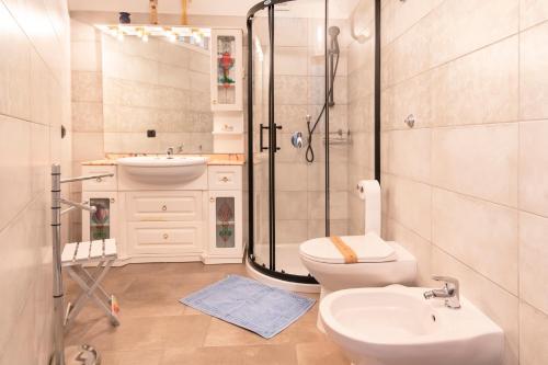 W łazience znajduje się prysznic, toaleta i umywalka. w obiekcie Le Calle w mieście Iglesias