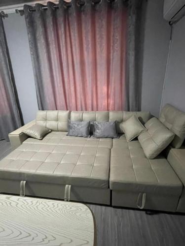 uma cama grande em frente a uma cortina em Квартира дом в общем дворе em Samarkand