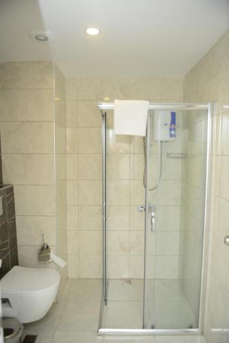 a bathroom with a shower and a toilet at Lofts Alanya Lina in Okurcalar