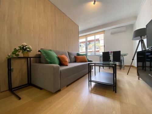 ein Wohnzimmer mit einem Sofa und einem Tisch in der Unterkunft Executive STYLE near DownTwon in Valencia