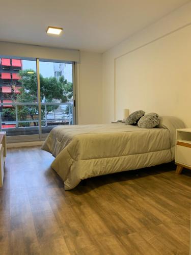1 dormitorio con cama grande y ventana grande en Cozy Apartament Belgrano Avenida Libertador en Buenos Aires