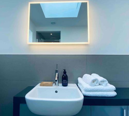 Ένα μπάνιο στο Lily Cottage - Brand new 1 bedroom