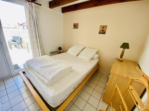 ビスカロッスにある10 RÉSIDENCE BLEU SAPHYR -022の窓付きの客室の小さなベッド1台分です。