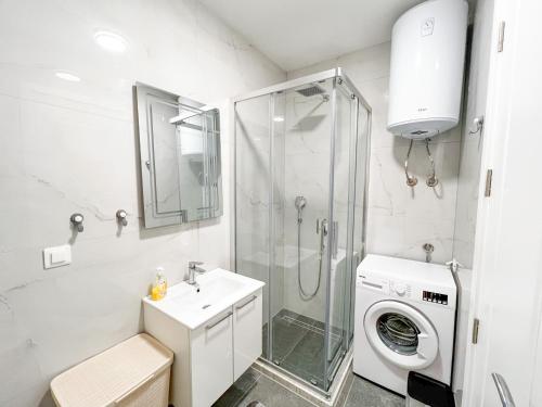 uma casa de banho com um lavatório e uma máquina de lavar roupa em Happy Home em Ulcinj