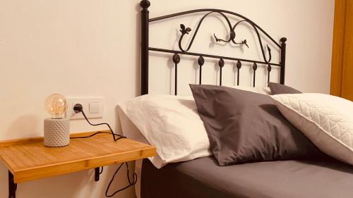 - une chambre avec un lit et une table de chevet en bois à côté dans l'établissement LA BALLENERA, à Cangas