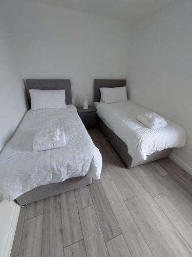 dos camas sentadas una al lado de la otra en un dormitorio en Ocean View, en Newry