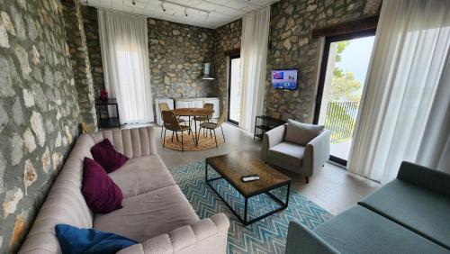 a living room with a couch and a table at RUSTICO in Shirokë