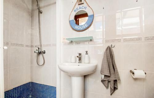 W białej łazience znajduje się umywalka i lustro. w obiekcie 3 Bedroom Cozy Home In San Pedro Del Pinatar w mieście San Pedro del Pinatar