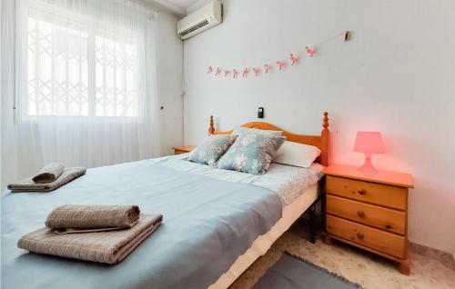 sypialnia z łóżkiem, komodą i oknem w obiekcie 3 Bedroom Cozy Home In San Pedro Del Pinatar w mieście San Pedro del Pinatar