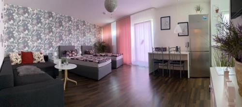 uma sala de estar com um sofá e uma mesa em RoseMarie em Gotha