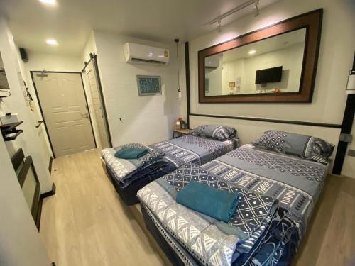 Ein Bett oder Betten in einem Zimmer der Unterkunft Rangyen Homestay Cha-Am รังเย็น