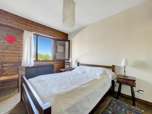 une chambre avec un grand lit et une fenêtre dans l'établissement GR007 - 2 Pièces 5/6 pers centre Carroz, aux Carroz d'Arâches