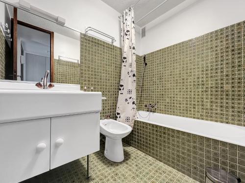 une salle de bain avec un lavabo, des toilettes et une baignoire dans l'établissement GR007 - 2 Pièces 5/6 pers centre Carroz, aux Carroz d'Arâches