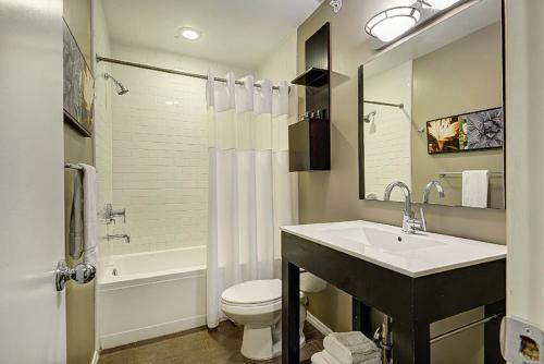 y baño con lavabo, aseo y ducha. en Shelter Hotel Los Angeles en Los Ángeles