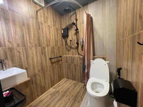 a bathroom with a toilet and a sink at Rangyen Homestay Cha-Am รังเย็น in Cha Am