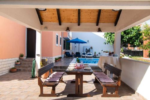 Swimmingpoolen hos eller tæt på Apartments and Room Agiss with pool